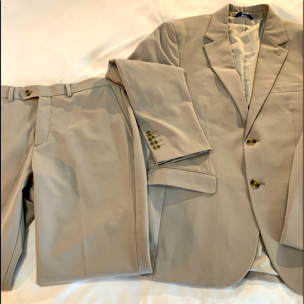 Young men suit. Tan. Jacket 38s pant 31/30. Worn2. Apt 9. Pic doesn’t do justice